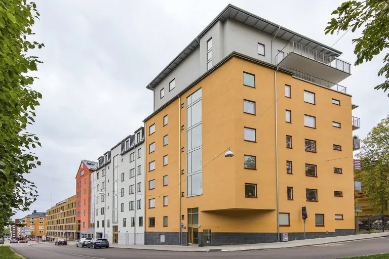 Stadskvarter med tak i plåt och vindskivor i metall