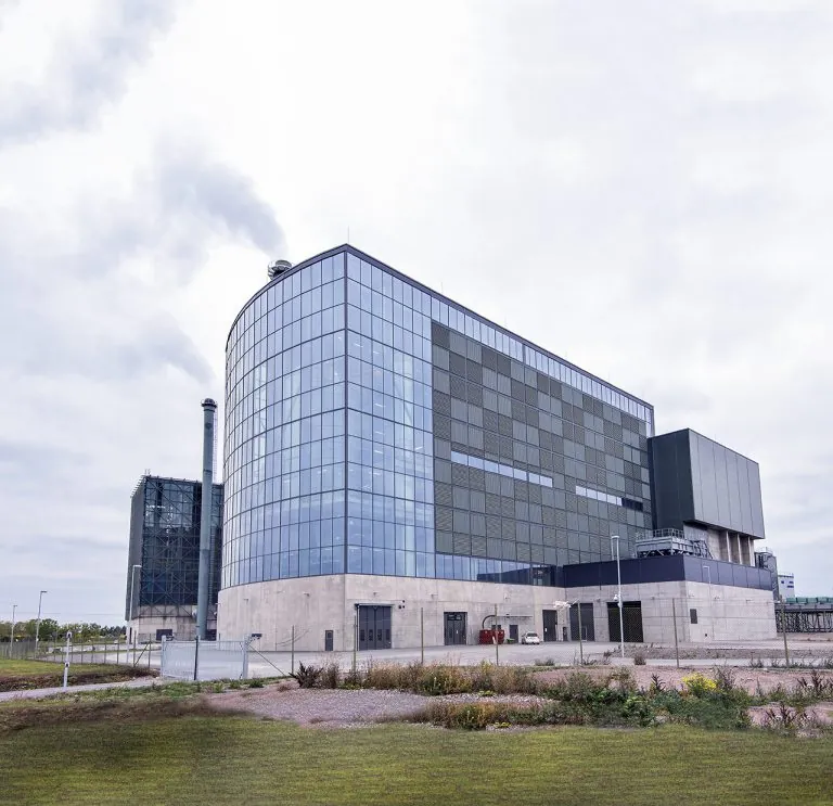 Större industribyggnad med plåt­klädnad och ventiler